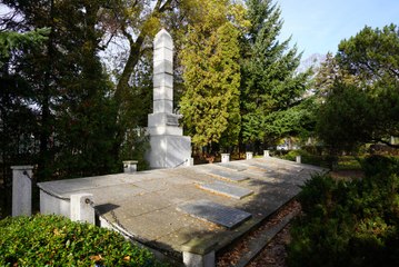 Czerwony pomnik w Tczewie nie do ruszenia, bo jest to zarazem mogiła. Nowa petycja mieszkańców