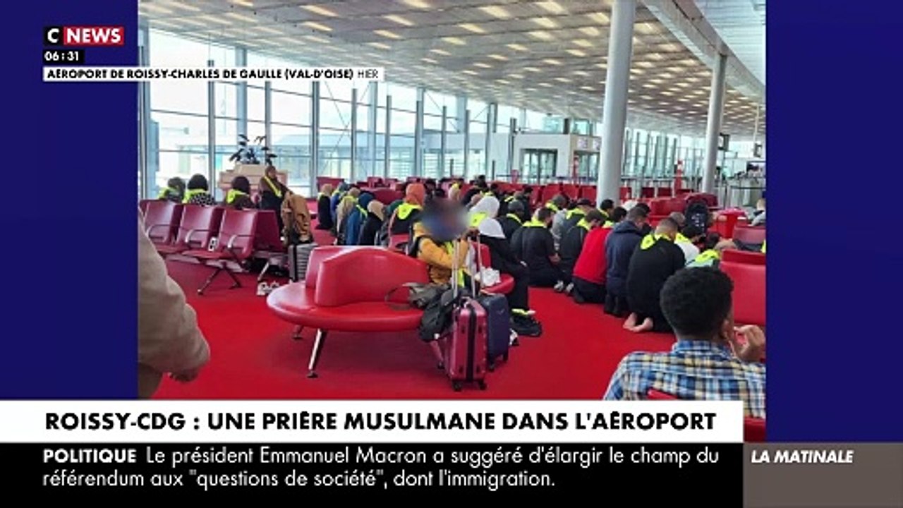 Emotion et polémique après une prière musulmane collective, hier, au beau milieu d'une salle d'attente de l'aéroport Paris/Charles de Gaulle, à Roissy