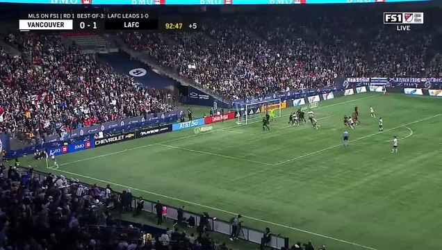 Sahalarda görülmemiş olay. Hakem golü engelleyip gol attırdı!