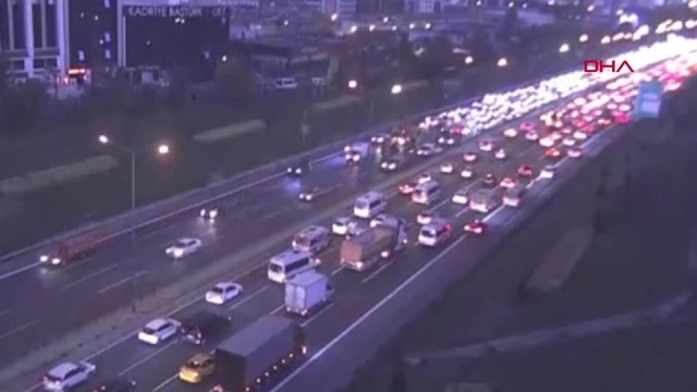 Ümraniye TEM Otoyolu'nda Lastiği Patlayan Kamyonet Devrildi