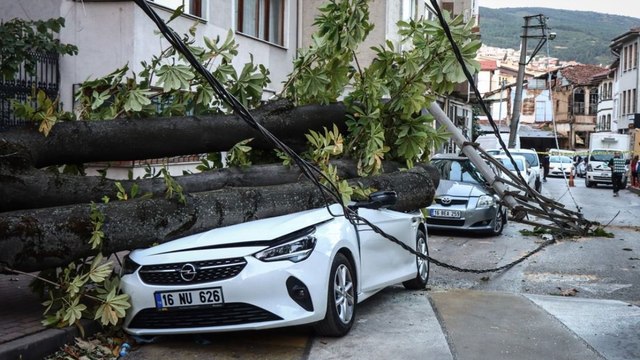 Kuvvetli lodos etkili oldu araçlar zarar gördü