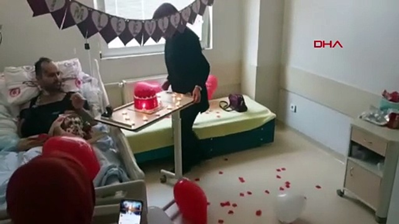 Yaralanan polis memuru hastane odasında sürpriz evlilik teklifi yaptı