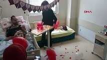 Görevde yaralanan polisten, hastanede evlilik teklifi