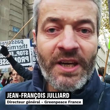 Des militants écologistes ont construit ce matin un mur devant le ministère de l'Ecologie à Paris pour dénoncer le manque d’action climatique du gouvernement - Regardez