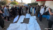 Palestinesi pregano accanto ai corpi dei parenti uccisi dai bombardamenti