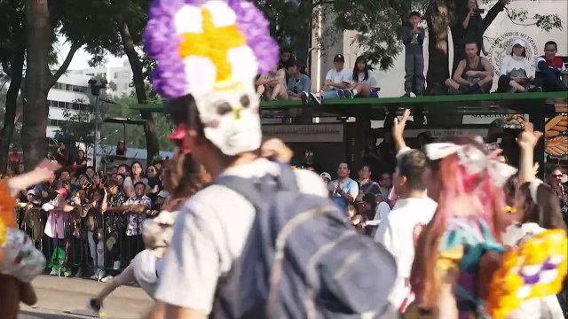 Mexique: des milliers de spectateurs pour le défilé de la Fête des morts