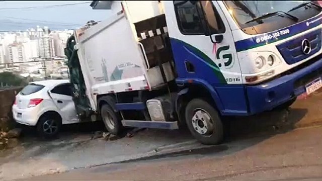 Caminhão de lixo bate em muro e atinge carro em Florianópolis: Vários prejuízos