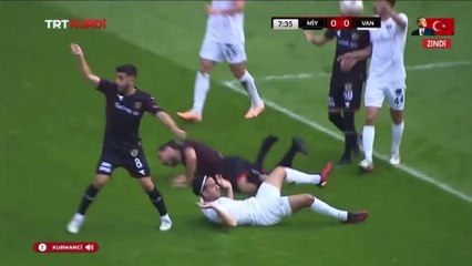 Hakeme büyük tepki! Uçan tekmeye sarı kart çıktı