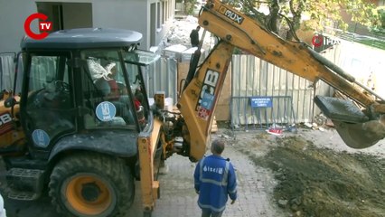 Bahçelievler’de vincin çalışma yaptığı esnada kaldırım çöktü