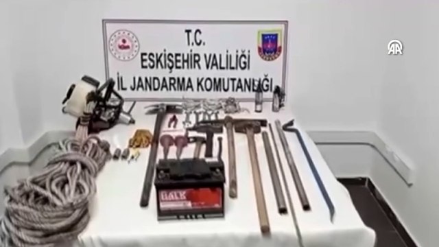 Patlayıcıyla kaçak kazı yapan 3 şüpheli suçüstü yakalandı