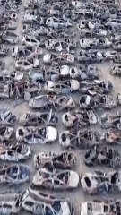 Video herunterladen: El cementerio de coches calcinados que dejó la masacre en el festival de música de Israel