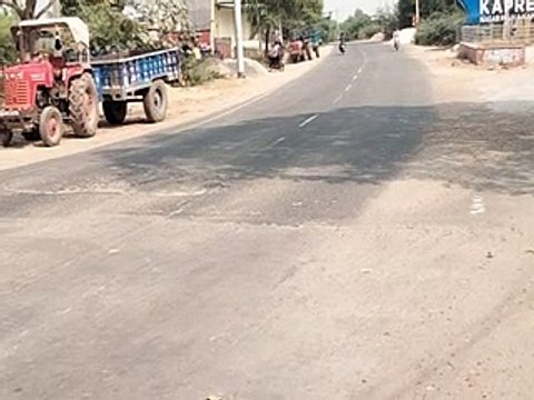 ब्रेकर के अभाव में रहता है दुर्घटना का अंदेशा, बना रहता है दुपहिया वाहन चालकों के फिसलने का डर-video