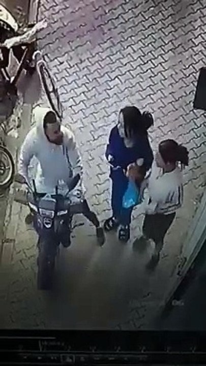 سرك الشفار يدي تليفون و البزطام و نتي تضحكي ليه..الواقعة في حي لافيليت