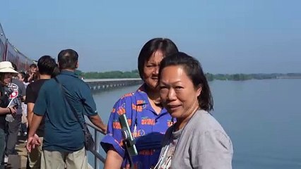 "قطار عائم" في تايلاند يعود إلى السكة