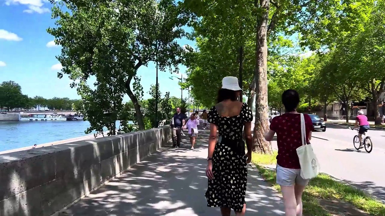 Stroll along the Embankment d'Orsay and Anatole France in Paris
