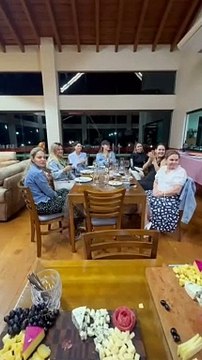 Ratinho posta foto e vídeo raros ao lado da esposa: Amor da minha vida