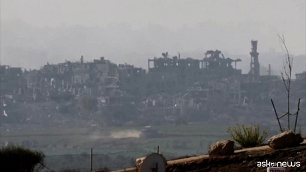 Nuovi raid su Gaza, si alza un'enorme nuvola di fumo