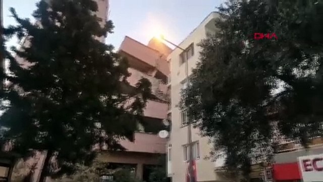 İzmir'de boşaltılan okul binası yıkım sırasında apartmanın üzerine yattı