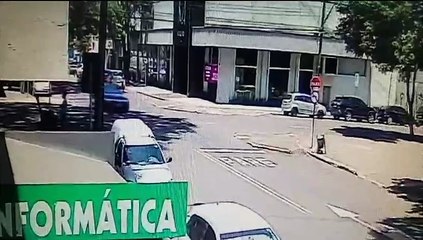 Vídeo mostra colisão entre carro e moto na Rua Paraná