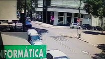 Vídeo mostra colisão entre carro e moto na Rua Paraná