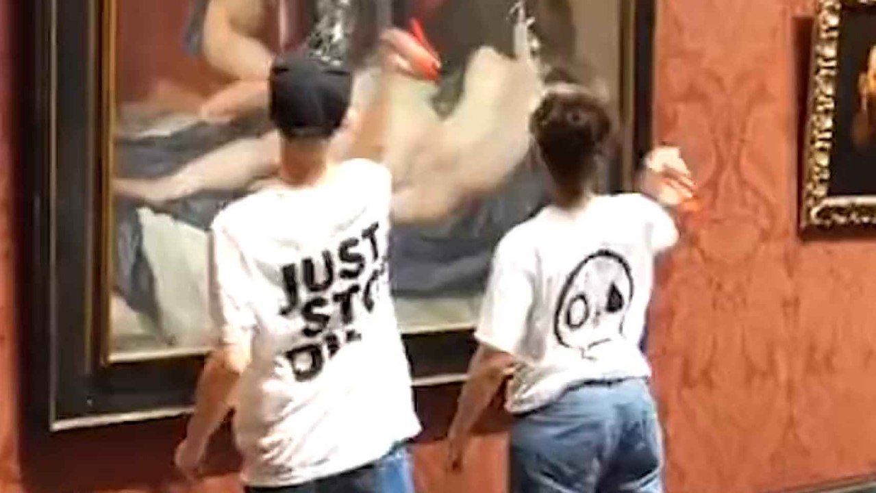 Activistas vandalizan 'La Venus del espejo' en la National Gallery de Londres