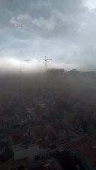 Forte ventania provoca tempestade de areia em Manaus