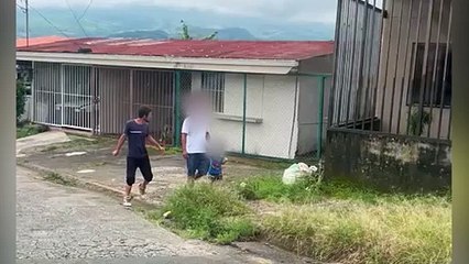 ¡A plena luz del día! Sujeto amenaza con un puñal a hombre que caminaba con un niño