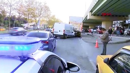 Şişli'de Kapalı Kasa Minibüs Kamyona Çarptı