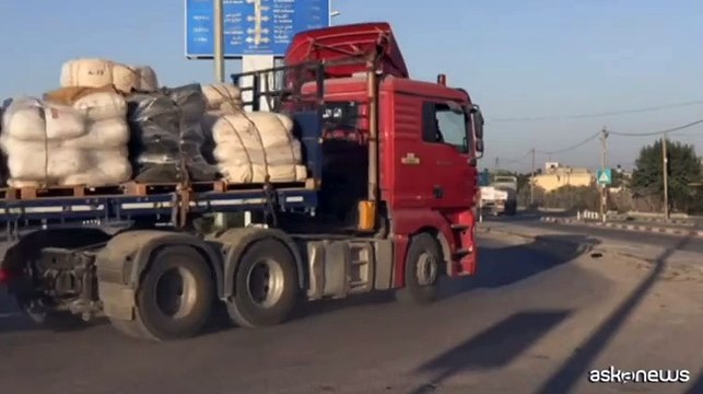Convoglio di aiuti umanitari entra a Rafah nella Striscia di Gaza