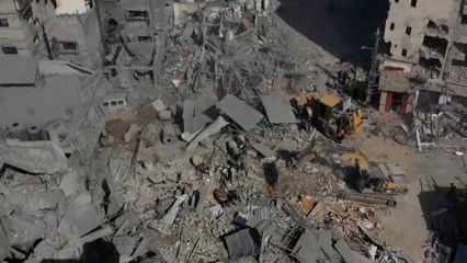 قصص مؤلمة في مخيم الشاطئ.. أسر تحت الأنقاض بعد قصف غير مسبوق