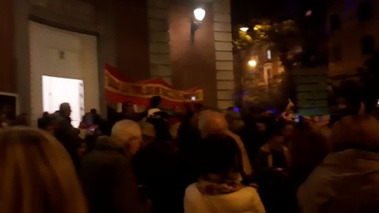 Protestas frente a la sede del PSOE en la calle...