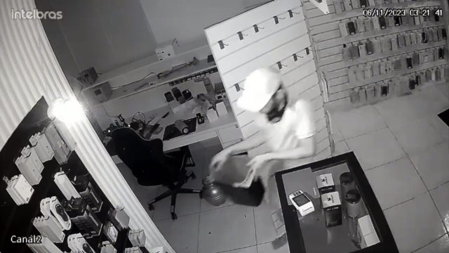 Homem furta cofre de loja e foge de ônibus no Benedito Bentes