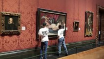 Londres : des écologistes s'en prennent violemment à un tableau de Diego Velázquez (vidéo)