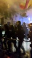 La Policía dispersa con gases lacrimógenos las protestas contra la amnistía en la sede del PSOE en Madrid