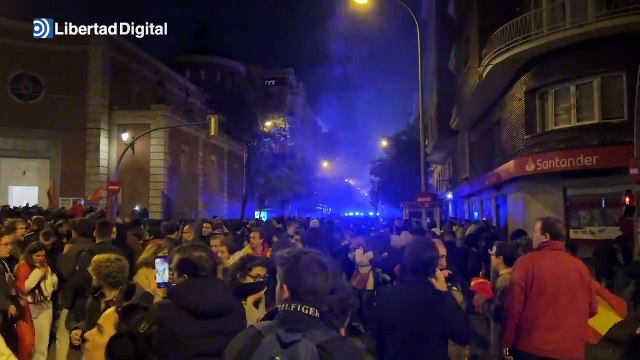 La policía de Marlaska usa gases lacrimógenos contra los manifestantes de Ferraz