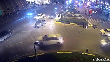 İki motosiklet ve bir bisikletlinin karıştığı ilginç kaza kamerada