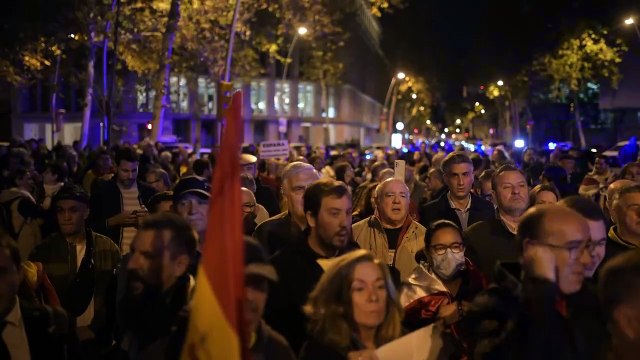 Dos detenidos y cargas policiales en la concentración en Ferraz que ha reunido a 3.800 personas