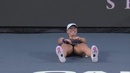 Swiatek reclaims world number one with 59 minute win over Pegula