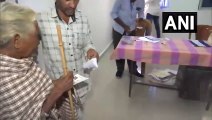 CG First Phase voting: पहले चरण के लिए एक बुजुर्ग महिला ने डाला वोट, देखें वीडियो
