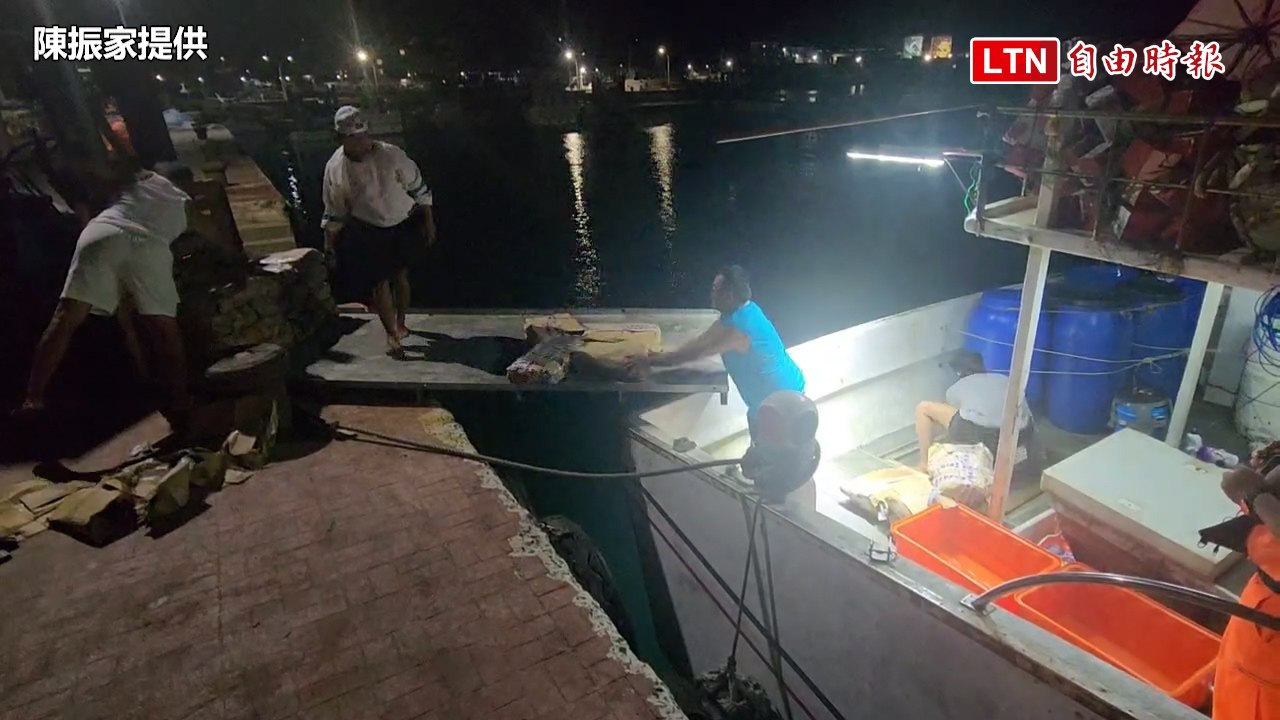 七美漁民載運餌料返鄉 海巡署全程派員監控(陳振家提供）