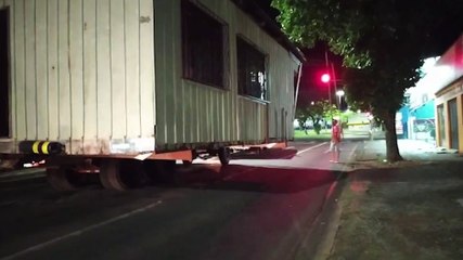 Casa de madeira é transportada da área militar ao Cascavel Velho na  madrugada