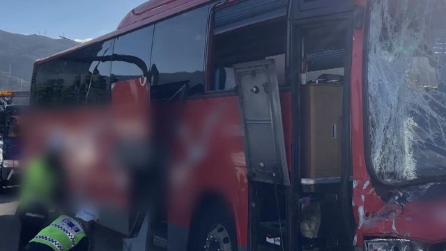 고속도로에서 버스가 화물차 추돌...26명 병원 이송 / YTN