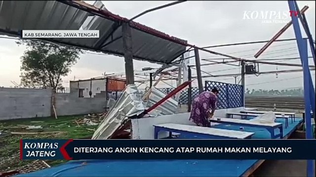 Diterjang Angin Kencang Atap Rumah Makan Melayang
