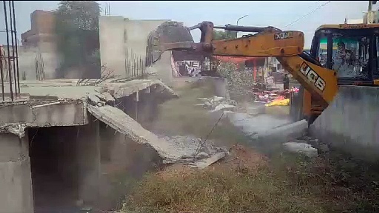 12 दुकानें व एक फैक्ट्री ध्वस्त, तीन बीघा में ब...