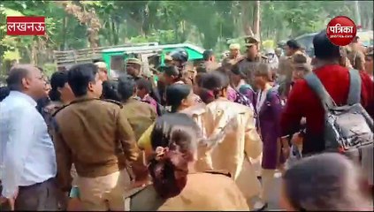 डायल 112 की महिलाओं से मिलने पहुंची सपा कार्यकर्ता