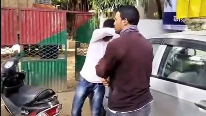 स्कूल के सामने युवक कर रहे थे स्मैक बेचने का प्रयास