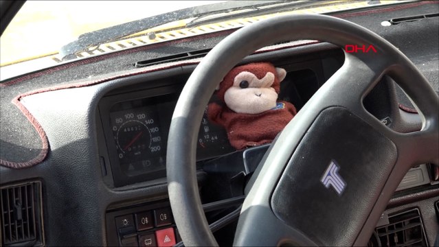 Arabasını çalıp peluş maymun bıraktılar