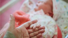 Frau bringt Rekord-Baby zur Welt: "Oh mein Gott, ist der groß!"