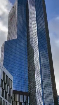 'Homem-Aranha' francês escala arranha-céus pela paz em Gaza e Israel