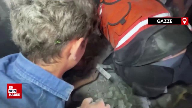 Gazze'de enkaz altında kalan çocukları elleriyle kazarak kurtardılar